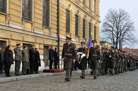Slavnostní pochod Čestné stráže AČR při přivítání tuniského ministra obrany a jeho delegace