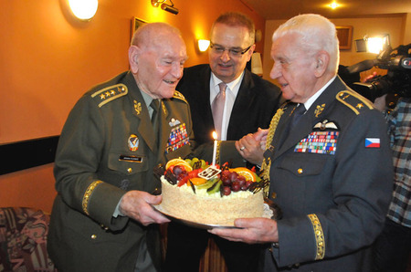 Nezbytný dort předává oslavenci veterán 2. světové války generál Emil Boček