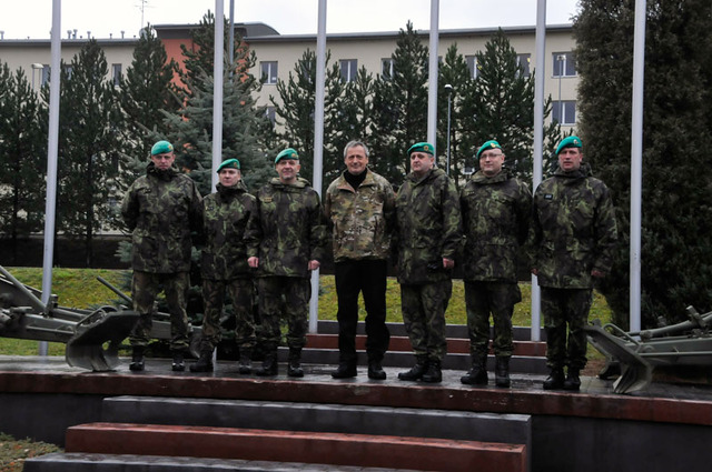 Společná fotografie funkcionářů na tzv. vlajkovišti útvaru