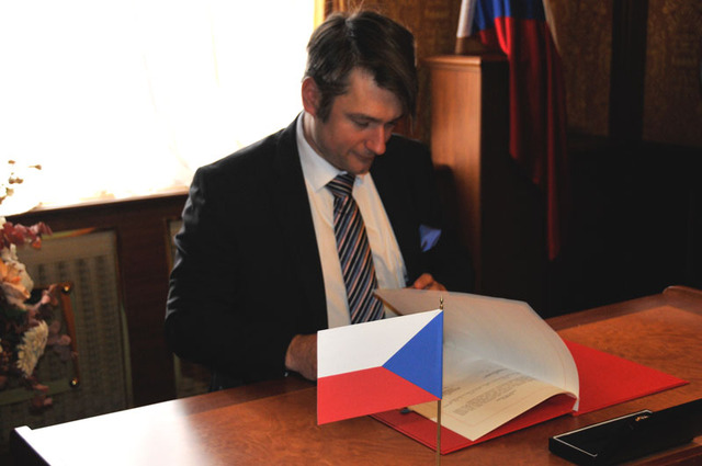 Náměstek Jakub Landovský při podpisu změny č. 2 Memoranda o porozumění mezi MO ČR a MO Velké Británie o zřízení BMATT v České republice