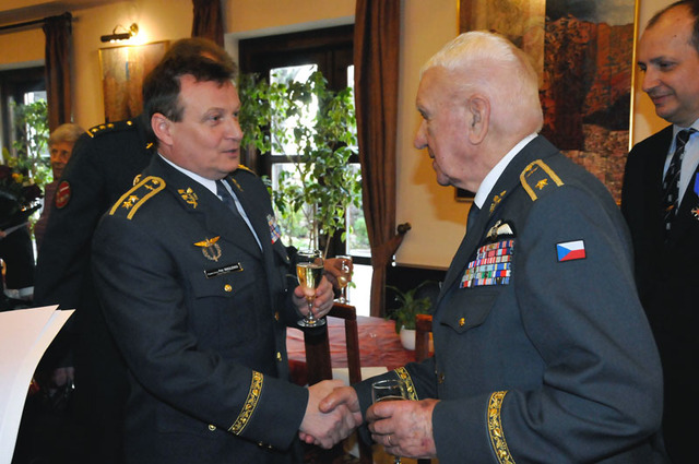 Zástupce náčelníka Generálního štábu AČR - ředitel Společného operačního centra MO generálmajor Petr Mikulenka uvedl, že je oslavenec pro současnou generaci armádních letců vzorem