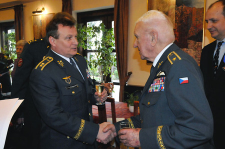 Zástupce náčelníka Generálního štábu AČR - ředitel Společného operačního centra MO generálmajor Petr Mikulenka uvedl, že je oslavenec pro současnou generaci armádních letců vzorem