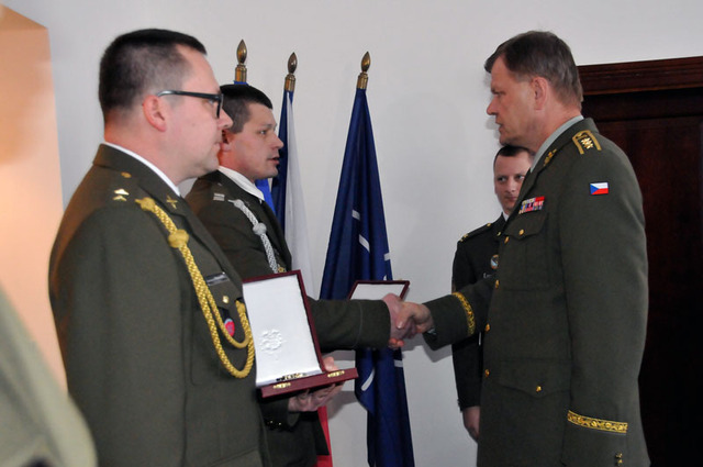 Generálporučík Josef Bečvář předává plaketu Za záchranu lidského života rotmistru Janu Havelkovi