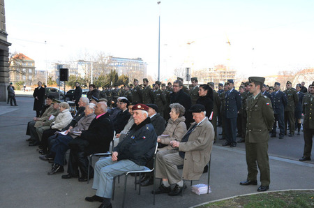Hosté výstavy s názvem Válečný rok 1916 - V pasti války, která byla otevřena před budovou Generálního štábu AČR v pražských Dejvicích