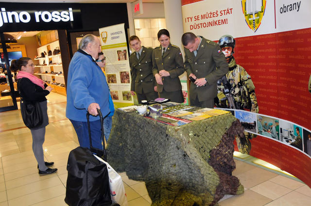 Studenti Univerzity obrany z Brna trpělivě odpovídali na dotazy zájemců o studium na této prestižní vojenské škole 