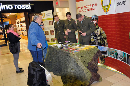 Studenti Univerzity obrany z Brna trpělivě odpovídali na dotazy zájemců o studium na této prestižní vojenské škole 