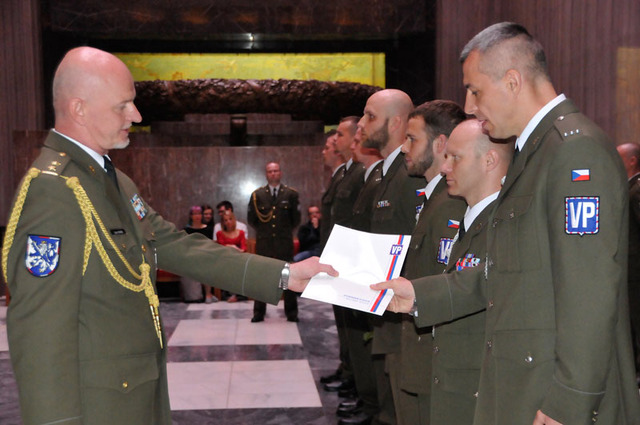 Podplukovník Libor Daněk předával absolventům osvědčení o vykonání základního odborného kurzu VP