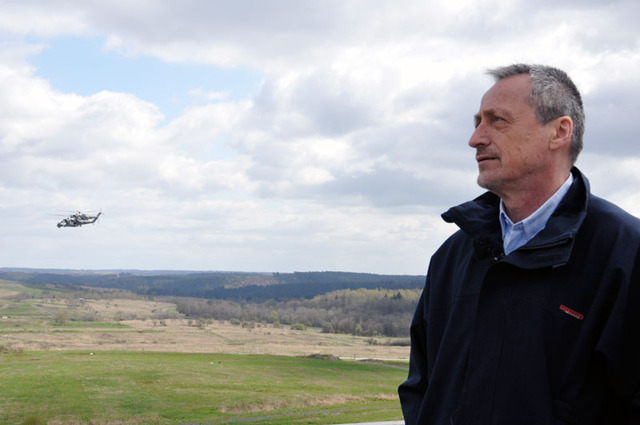 Ministr obrany zhlédl dynamickou ukázku na Velké Střelné, kde se ke slovu dostaly také vrtulníky Mi-24 Vzdušných sil AČR