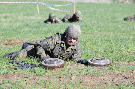 Pohyb po terénu s jedenáctikilovými minami není zrovna jednoduchá záležitost