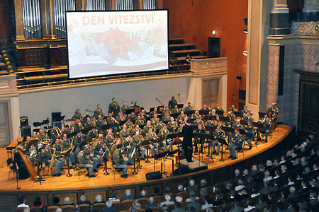 Na počest válečným veteránům zahráli v Rudolfinu armádní hudebníci