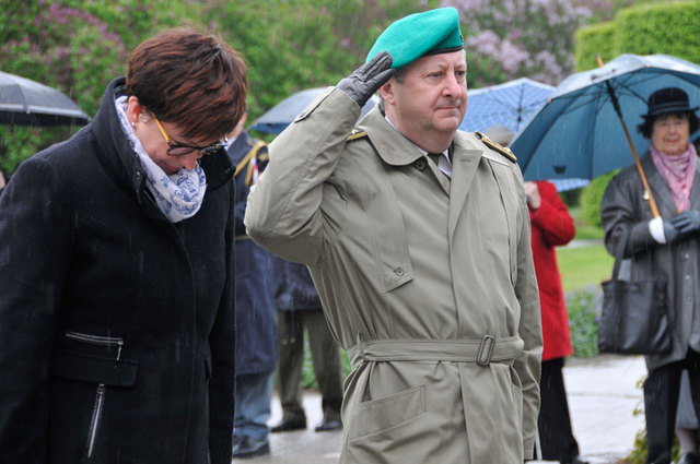 Za Ministerstvo obrany ČR a Generální štáb AČR uctili památku generála Štefánika náměstkyně Alena Netolická a ředitel sekce podpory brigádní generál Jaromír Zůna