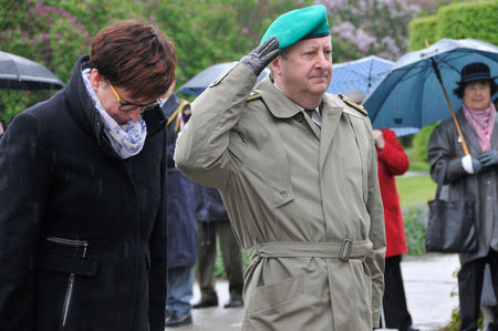 Za Ministerstvo obrany ČR a Generální štáb AČR uctili památku generála Štefánika náměstkyně Alena Netolická a ředitel sekce podpory brigádní generál Jaromír Zůna