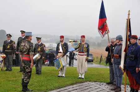 Ze zahájení slavnostního ceremoniálu u Památníku československých legionářů v Darney