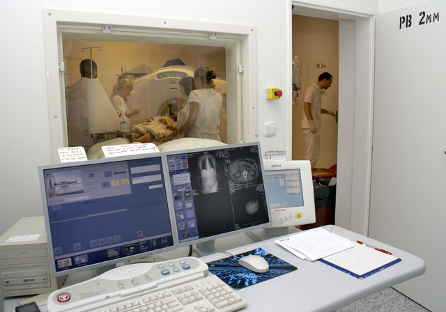Vyšetřovna CT - přístroje radiodiagnostického oddělení (RDG)