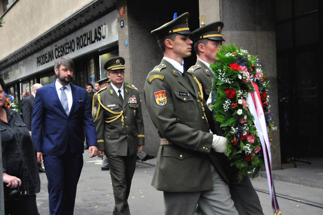 Položením smutečního věnce Ministerstva obrany a Generálního štábu AČR uctili památku obětí z roku 1968 také náměstek Jakub Landovský a brigádní generál Jaroslav Linhart