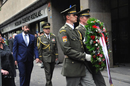 Položením smutečního věnce Ministerstva obrany a Generálního štábu AČR uctili památku obětí z roku 1968 také náměstek Jakub Landovský a brigádní generál Jaroslav Linhart