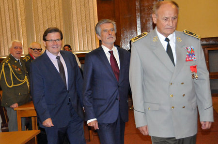 Do hlavního sálu MO ČR přicházejí čestní hosté - místopředseda Slovenského zvazu protifašistických bojovníkov generál Igor Čambor, velvyslanec Slovenské republiky v Praze Peter Weis a místopředseda Senátu Parlamentu ČR Zdeněk Škromach