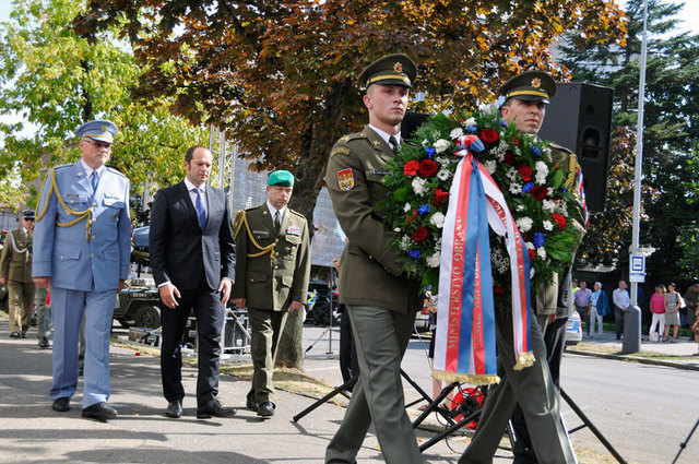 Smuteční věnec k pamětní desce položili spolu s náměstkem Pavlem Beranem plukovník gšt. Jaromír Alan a plukovník Eduard Stehlík