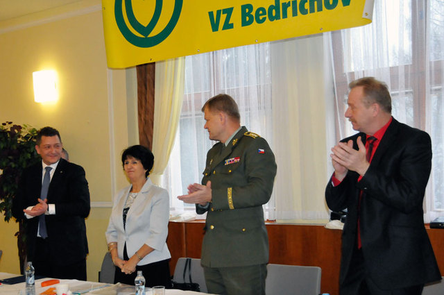 Hosté i odboráři poděkovali odcházející předsedkyni za její práci mohutným potleskem ve stoje