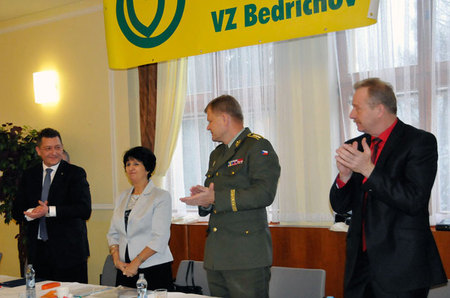 Hosté i odboráři poděkovali odcházející předsedkyni za její práci mohutným potleskem ve stoje