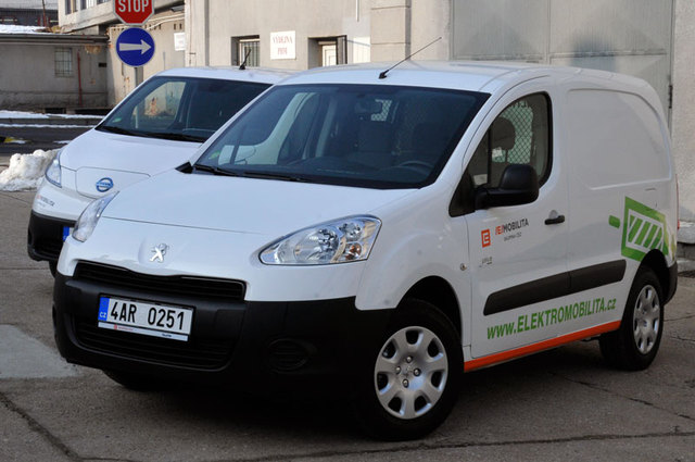 V popředí dodávková verze elektromobilu Peugeot