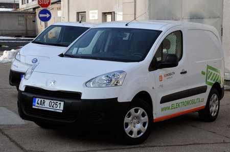 V popředí dodávková verze elektromobilu Peugeot