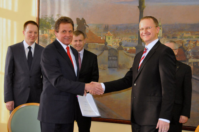 Náměstek ministra obrany Daniel Koštoval a člen představenstva Tatra Defence Vehicle Vladimír Matyáš