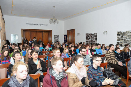 Přednáškový sál byl zaplněn do posledního místečka a posluchači nešetřili potleskem, který byl odměnou za poutavé vyprávění