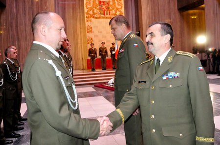 Velitel pozemních sil AČR generálmajor  Štefan Kaleta poděkoval za odvedenou práci v misi EU