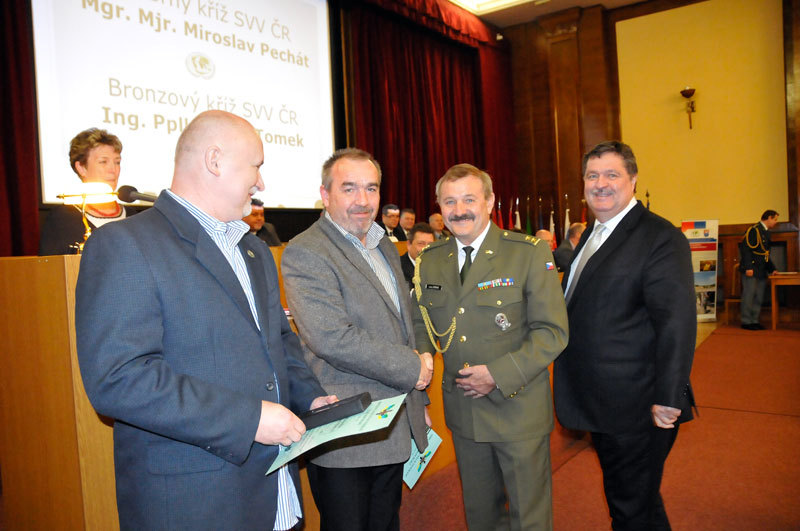 Oceněni byli za velmi dobrou práci ve sdružení také členové SVV ČR. Poděkování jim předali předseda SVV Pavel Budinský a první místopředseda SVV Ladislav Sornas