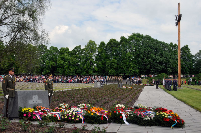 Ke čtyřem pilonům na hřbitově bylo položeno více než osmdesát smutečních věnců a kytic