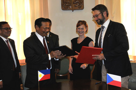 Po podpisu si vedoucí delegací vyměnili smlouvy