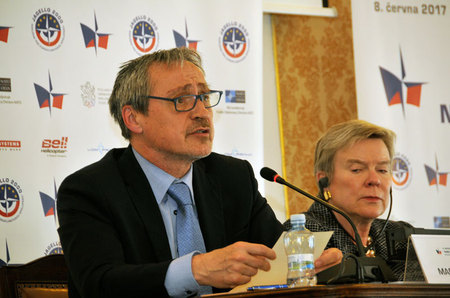 Kolektivní zajištění bezpečnosti je nutností dneška, zaznělo na konferenci ve Sněmovně