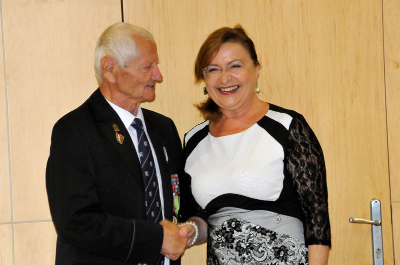 V Konferenčním sále hotelu DAP se vítala místopředsedkyně Senátu Miluše Horská s válečným veteránem Miroslavem Mirkovičem