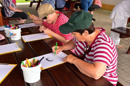 Vojáci z Pražského hradu navštívili klientky z Domova Zvíkovecká kytička