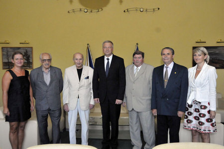 Společné foto účastníků schůzky na Ministerstvu obrany ČR