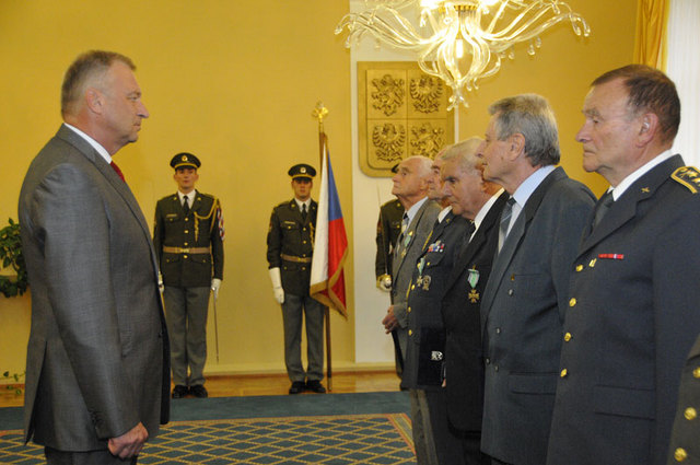 Rezortní vyzamenání předával rehabilitovaným důstojníkům ministr obrany Vlastimil Picek