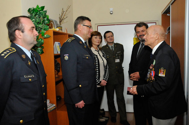 Ze slavnostního předání repliky řádu majoru  Vasilu Korolovi