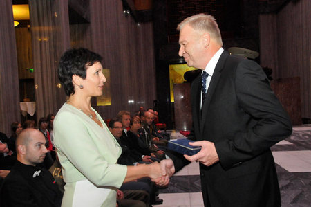 Vnučka vyznamenané odbojářky Elišky Menšíkové Kateřina Nováková převzala Vyznamenání Zlaté lípy ministra obrany č. 147 in memoriam z rukou ministra Vlastimila Picka