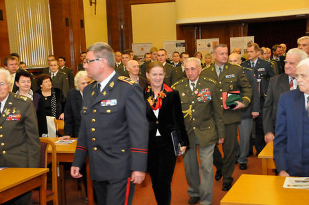 Příchod čestného předsednictva do hlavního sálu MO ČR