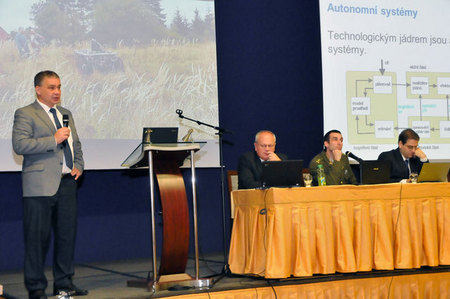 Profesor Hlaváč  hovořil o výsledcích projektu SAS-097 "Robots Underpinning Future NATO Operations", na kterém pracuje tým pod jeho vedením