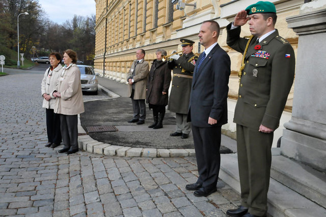Úctu popraveným 102 důstojníkům Válečné školy v Praze vzdali za tónů Večerky plukovník Eduard Stehlík a František Šulc
