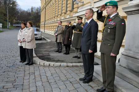 Úctu popraveným 102 důstojníkům Válečné školy v Praze vzdali za tónů Večerky plukovník Eduard Stehlík a František Šulc