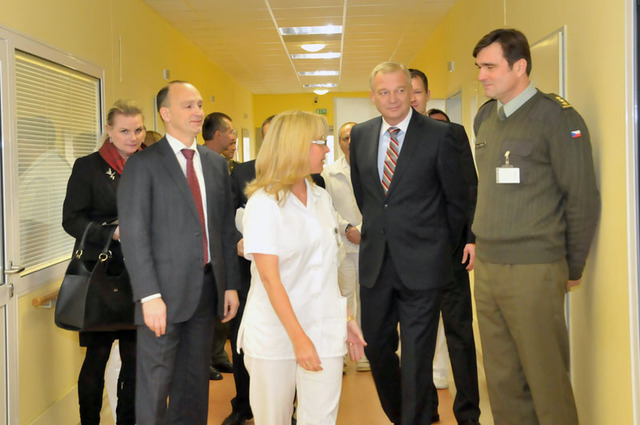 Oddělením psychiatrie provedla hosty primářka oddělení Petra Tesaříková 