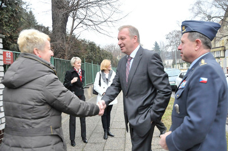 Ministra obrany Vlastimila Picka přivítala spolu s ředitelem agentury plukovníkem Pavlem Vobůrkou také Michaela Cvanová, která vede dětské centrum pro děti předškolního věku