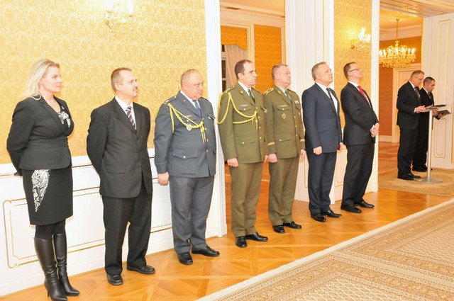 V doprovodu ministra obrany byli také první náměstek ministra obrany Daniel Koštoval, první zástupce náčelníka GŠ AČR generálmajor Miroslav Žižka a další jeho spolupracovníci 