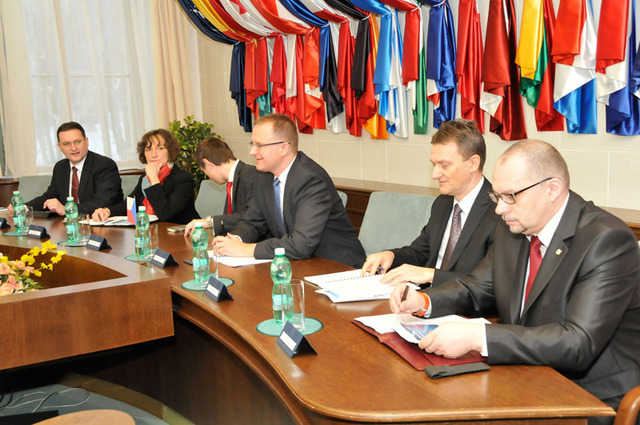 Českou delegaci vedl první náměstek ministra obrany Daniel Koštoval ( uprostřed)