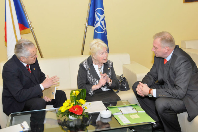 Naděžda Kavalírová poděkovala ministru Vlastimilu Pickovi za pozornost, kterou rezort ministerstva obrany pod jeho vedením věnoval politickým vězňům