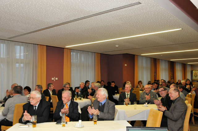Účastníci setkání, které se konalo ve Vojenském klubu Domu armády Praha (3)