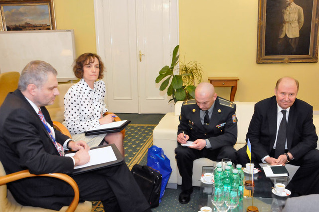 Z přijetí u ministra obrany ČR- zleva: zástupce ředitele Sekce obranné politiky a strategie MO Radomír Jahoda, pracovnice oddělení zahraniční spolupráce SOPS MO Simona Altschulová Bučilová, podplukovník Serhii Moskaljuk a velvyslanec Ukrajiny Borys Zajčuk